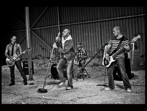 Rosaparksmusic's profile picture. Envoûtant,  mélodique,  enivrant
Trois  adjectifs  qui   décrivent  et  résument  le  rock  produit  avec  passion  par  le   combo   »Rosaparks ».