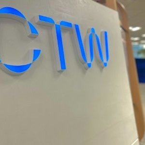 どんな窓にも数秒で設置可能（選んだカードがガラスを貫通します！）CTW  （手品、マジック）