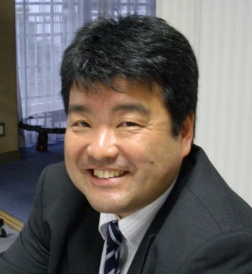 社会福祉法人合掌苑で理事長をしています。東京都町田市と横浜市瀬谷区で高齢者の施設と在宅サービス事業を経営しています。神奈川県立座間高校、神奈川大学経済学部貿易学科卒