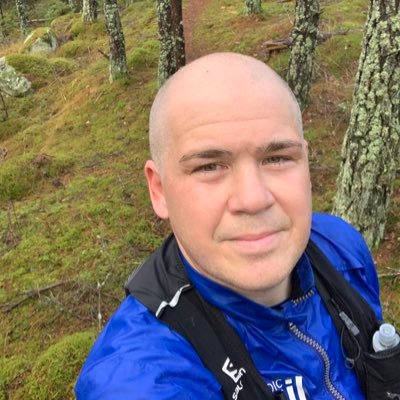 Gymnasielärare , musiker, boknörd och tvåbarnspappa. Västerås SK. Har en stark åsikt om vad som är rätt och fel.