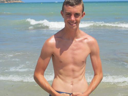 davidpalmer18's profile picture. i am 6 foot 2 brown hair and play footy for northwood and have bbm so if u do just ask me for my pin