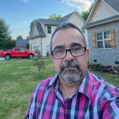 Sou Brasileiro I like political, music, I’m Pastor, bachelor in teólogo and married 35 years and have 5 children and 9 Grandchildren sou de direita conservadora