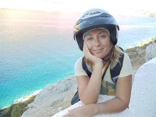 serenaolmezoglu's profile picture. Evli, cocuklu hem de ikiz annesi ama akli ve ayaklari havada.... 
Hatta leylegi havada gorenlerden