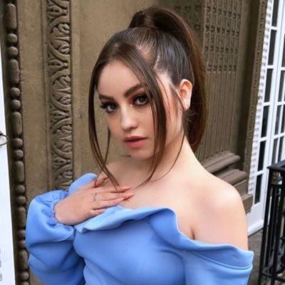 k_karolisto's profile picture. Mirando a la luna brilló como el sol. Ella es mi guía y mi compañía. La que me ilumina todas las noches, es mi luna.🤍 @karolsevilla 💗