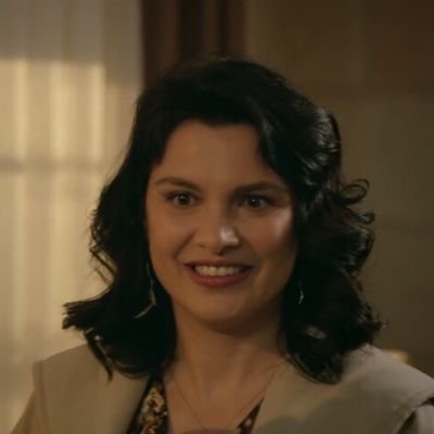 Madre de Reyyan y Gül, futura madre de otro integrante,Viuda de Hazar Sadoglu.  Mujer abnegada y cuidadosa de su familia. #FakeMX