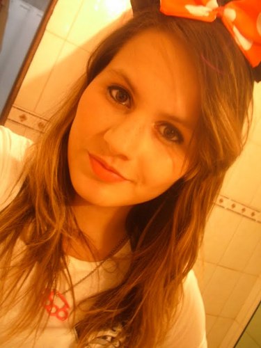 rosa, solteira, três, 15 aninhos, peixes, coxabranca, festa, sorvete, violão, cantar, algo mais? (: fallow-me 
http://t.co/3s18rGhtEn