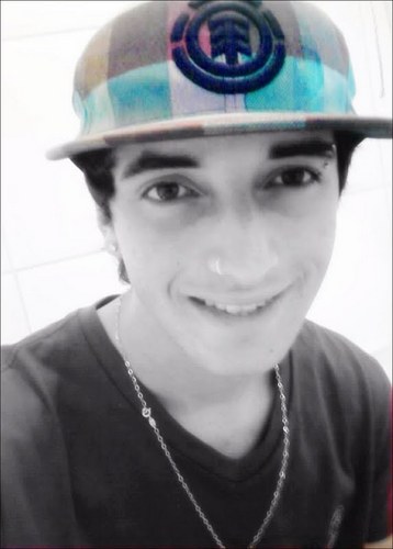 Alguns vão te odiar, fingem que te amam agora. Então, pelas costas, eles tentam te eliminar. Mas quem JAH abençoa, ninguem amaldiçoa!