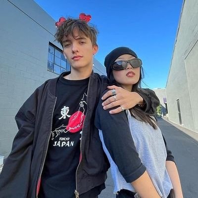 dancing in dark🖤⚡👑,
latina (pt🇵🇹)🇲🇽🇪🇦,
#Cnco💚,
💚🐍💛🦡,
apoiante de Bi 🏳️🌈💗💜💙,
#NowUnitedforever