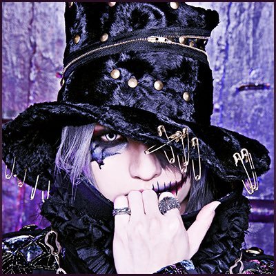 I am a Japanese visual kei rock singer.