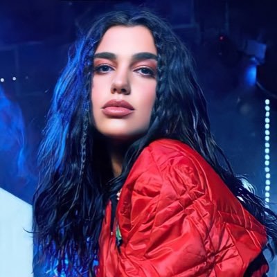 Cuenta update y de apoyo para la cantante Dua Lipa en Monterrey. Aquí encontrarás fotos, videos e información sobre ella. ¡Síguenos para no perderte de nada!