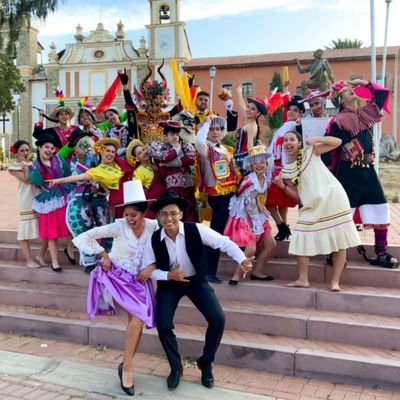Somos una Compañía de Danza Folklórica Boliviana, dedicada a la difusión de la cultura y tradiciones bolivianas