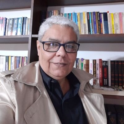 Criz Dexter - Escritora LGBTQIA+
Eu sou a interpretação exata de um texto complexo... Uma eterna sonhadora que rabisca cada pensamento solto...