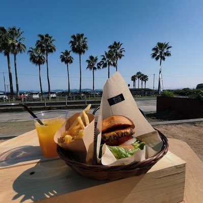 沙美フォルニアで海🏖を観ながら移動販売車で🍔などを販売してます😊 イベント出店・学園祭などご依頼お待ちしてます♪