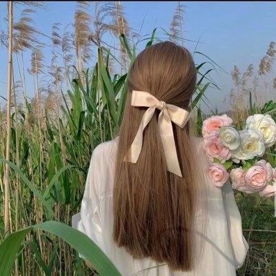 الورد والقهوة أشياء ترضي مزاجي☕️🖤 الطيب لا يؤذي أحد ولكن يؤذي قلبه كثيراً
