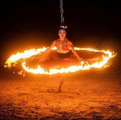 Artista circense internacional enamorada del fuego y del escenario, enemiga acérrima de la mediocridad