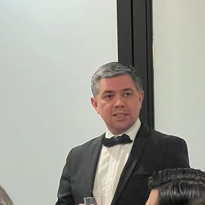 Experto en Comunicación, estratega, profesional de la política justa y de la Resiliencia. Presidente del Partido de mis Amigos.