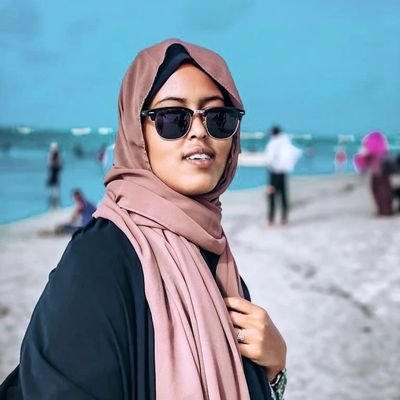 Magaceygu waa Mona Mostaph ah ardey  bachelor degree  ah ku nool casimada Somali Muqdisho