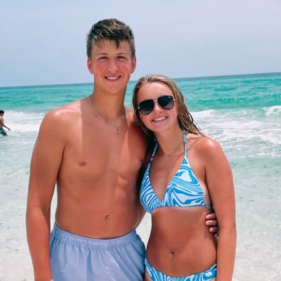 elaineredmannn's profile picture. old account got deleted NEW ONE :)