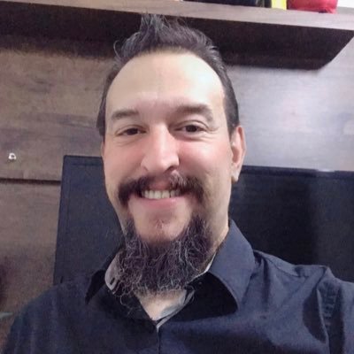 Um amigo, professor. Eu sou apaixonado pela educação, pela democracia, pela honestidade, pela ciência e filosofia.