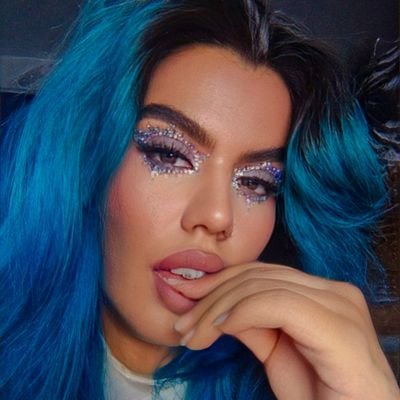 andreabarmez's profile picture. Actriz de teatro musical que le gusta maquillarse. 

Los sueños mueren cuando muere el soñador.