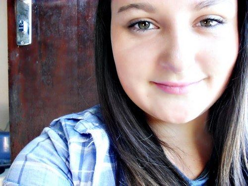 O amor vem sem aviso sem menos agente esperar vem nas garras de um sorriso ou atraves de um olhar.