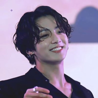 誕生日はグクの次の日♡グクの胸板が好き…見下ろされてる体感できマス↑↑ 無言フォロー失礼します🙇♀️ 推し活がストレス発散です。母からの遺伝で小1からオタクです。