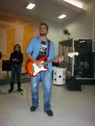 Mais um cara normal que fez um twitter na pilha dos amigos 
Toco guitarra (aprendendo) e to amando a menina mais linda de todas