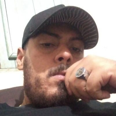 Metade intelectual e a outra pivete.