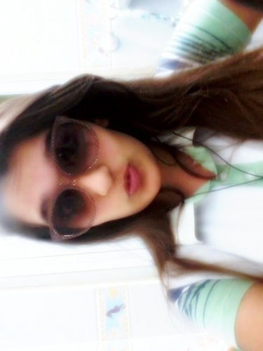 13 anos, sagitariana, bipolar, inconstante, super conversadeira, cheia de manias, fresca, chata, quase anti-social. Prazer :} Hehe