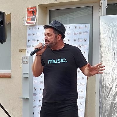Comunicador. Director de Ràdio Masquefa.
(El miejón de toinu es envisibli pa los ojos. Solamenti puéi velsi bien con el corazón..)