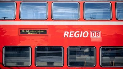 Pendlerin, die ihre Wut über die Regionalbahn-Assis irgendwo rauslassen muss