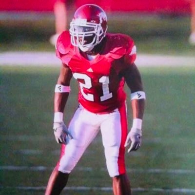 Former Razorback and host of KEEP IT REAL W/ Lerinezo Robinson Podcast! GO HOGS!