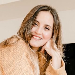 PaulaAbascal's profile picture. #Copywriter de día, #Escritora de noche 
Escribo para ayudar a otros a venderse (gente bien) y tengo una newsletter en la que escribo lo que me da la gana  ↓