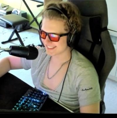 baddandev's profile picture. Humorloser Hobby streamer