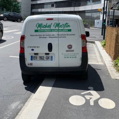 une cycliste lambda qui circule à vélo et qu'on tente de tuer au moins une fois par trajet en toute impunité