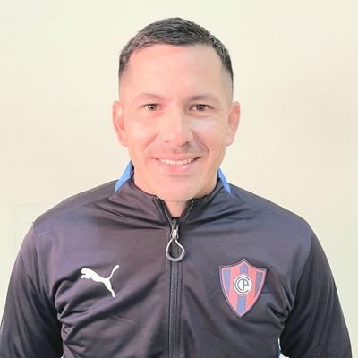 Licenciado en Ciencias del Deporte.Técnico Superior en Fútbol.Especialización en Didactica Universitaria.Curso Avanzado de Gestión Deportiva.