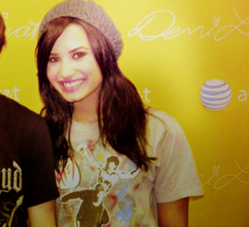 dloavato's profile picture. demi deelove danja is my nickname. single, looking. talk to me. (: