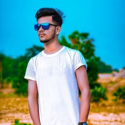 Mdsalamatansa's profile picture. काँटों से गुज़र जाता हूँ दामन को बचा कर 
फूलों की सियासत से मैं बेगाना नहीं हूँ