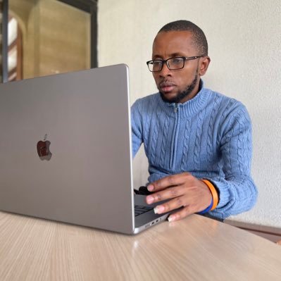 African at  Apple. “At Apple we put the Customer at the Center of Everything we do.” #NBAPlayoffs 𝕏
