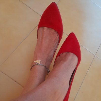 Elegantissima signora in cerca di amici con dedizione per i piedi