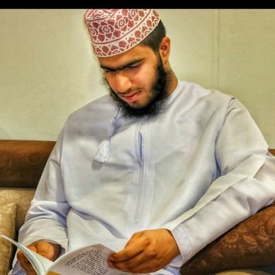 طالب علم، مسلم بالدرجة الأولى، إمام جامع السلطان قابوس بصحار، (ما مضى فات، والمؤمل غيب، ولك الساعة التي أنت فيها)
