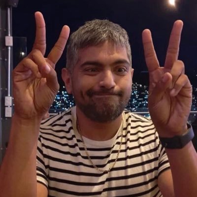 soy Carlos algunos amigos me dicen mongosaurio o mongo, le juego al emprendedor, soy vegetariano de los que beben cerveza, aveces hago música.