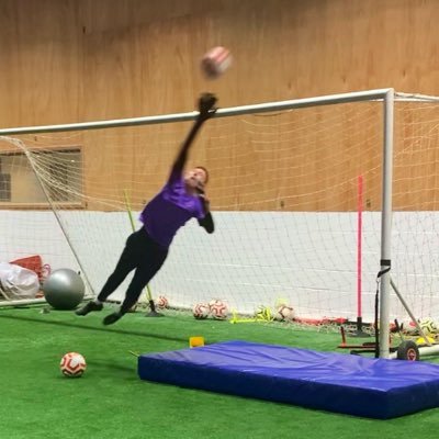 I’m a 17 year old Goalkeeper. Playing for Buckhurst Hill Reserves.