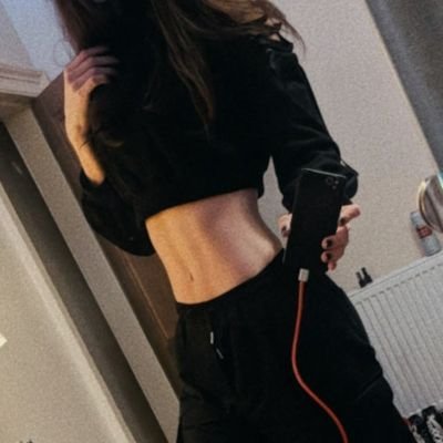 24, too tall for you, fav hobbies are cuddling and drinking coffee ☕
Birth gave me 2 things, the big sad and a cute as hell midriff 💜