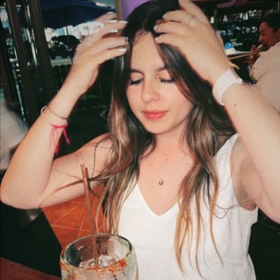 MarianaAtuesta's profile picture. Que bonito es el amor, pero me gusta más el vino.