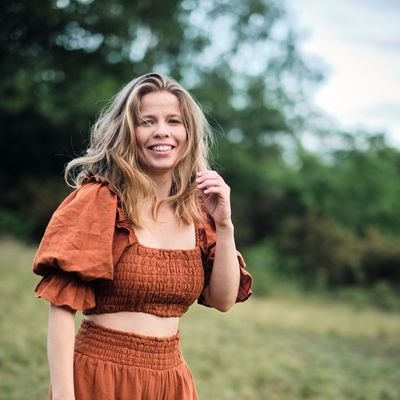 STREAM YOU AND I! OUT NOW 🧡@LCVChoir IG @imogenrosehalsey https://t.co/wYjEPaNYpD
