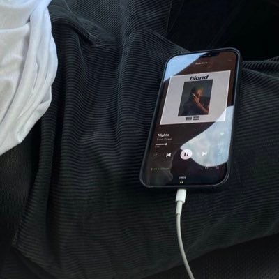 idontgetit__j's profile picture. W H Y ??