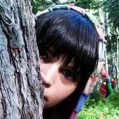 Набегают волны синие, зеленые, нет, синие!
 Ласково цветет глициния, она нежнее инея,
 А где-то есть земля Дельфиния и город Кенгуру.