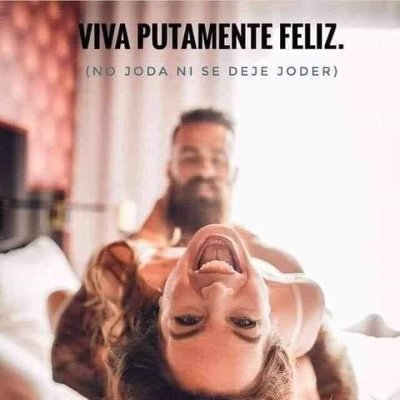Esposo, conocedor de esposa hermosamente buena, con satisfacción por quienes la miran.