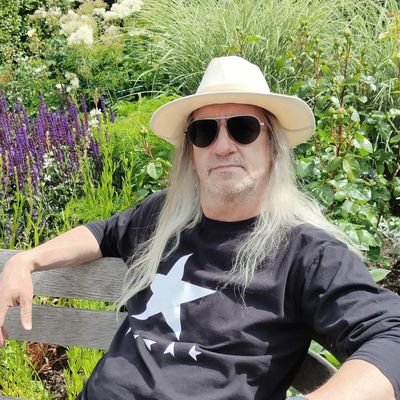 Presenter on https://t.co/GBTvPJRFHl

Love Rock/Blues/Prog Colchester United supporter lives in North Devon follow me on https://t.co/Fy5ubyQepG